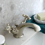 Bateria umywalkowa z korkiem Axbridge Cross nikiel polerowany Vado