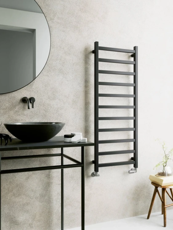 Grzejnik łazienkowy Lungo Black 132x50 Lavita